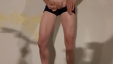 Orinar pantalones y correrse duro afuera en público debajo de un puente