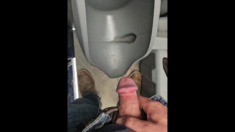 Tomando un descanso rápido del trabajo para orinar y masturbarse