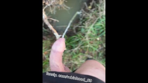 Me encanta orinar en el bosque para que todos vean mi orina.