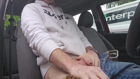 Meando el estacionamiento público haciendo un lío mojando mis bragas