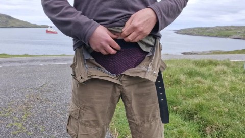 Meando en público. Mear a un lado de la carretera.