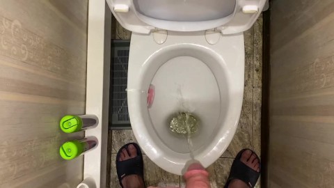 Orinando largamente por la mañana en el baño POV